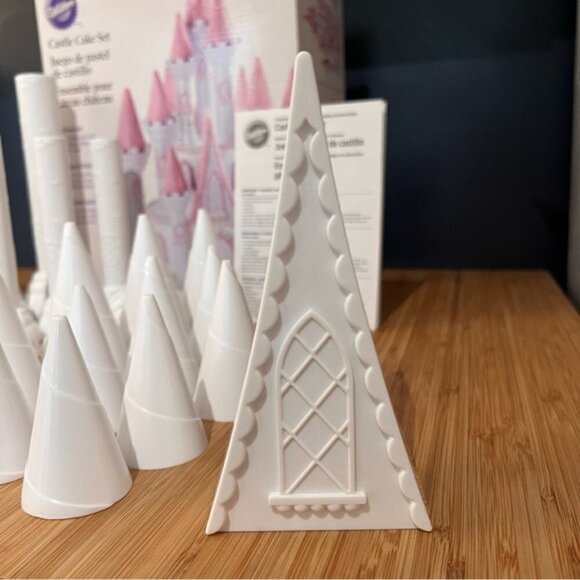 Wilton Castle Cake Set for Baking - Picture 6 of 11